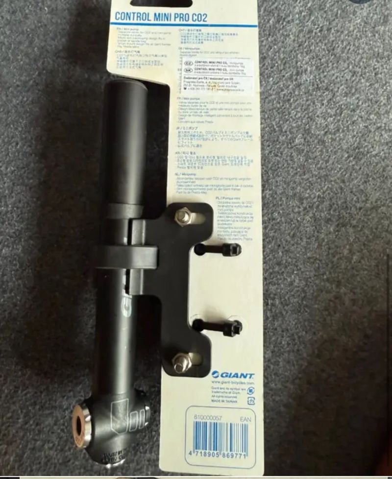 Pumpička mini s CO2 a s držákem 