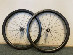 Zapletený set Fulcrum Wind 42 DB CenterLock Carbon