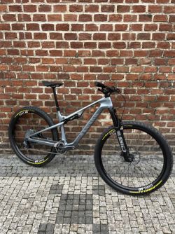 Canyon Lux Trail vel. M karbonový rám,dt swiss xrc1200 karbon výplety rockshox sid/sidluxe 11,6kg!