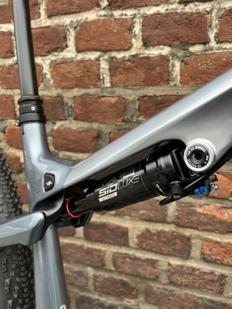 Canyon Lux Trail vel. M karbonový rám,dt swiss xrc1200 karbon výplety, rockshox sid/sidluxe 11,6kg!