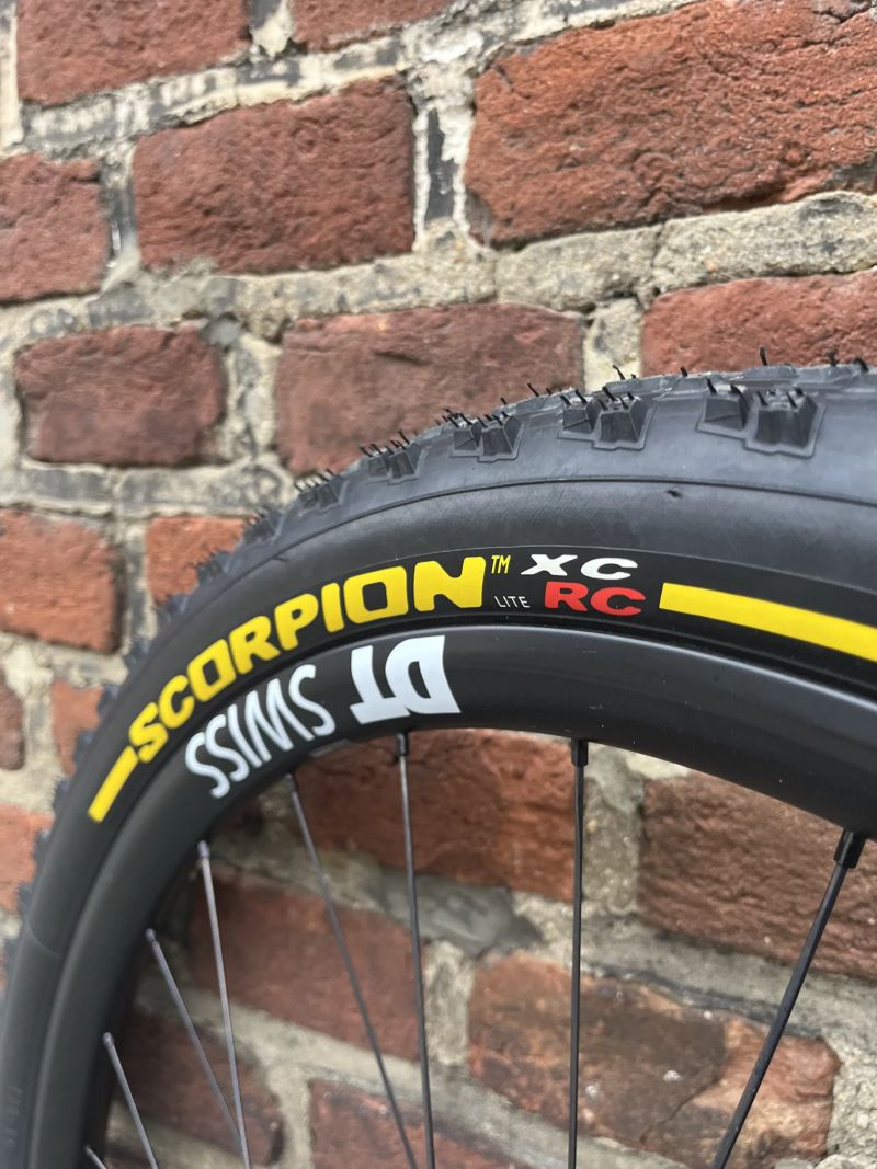 Canyon Lux Trail vel. M karbonový rám,dt swiss xrc1200 karbon výplety, rockshox sid/sidluxe 11,6kg!