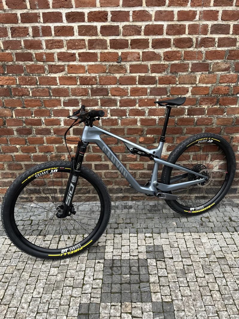 Canyon Lux Trail vel. M karbonový rám,dt swiss xrc1200 karbon výplety, rockshox sid/sidluxe 11,6kg!