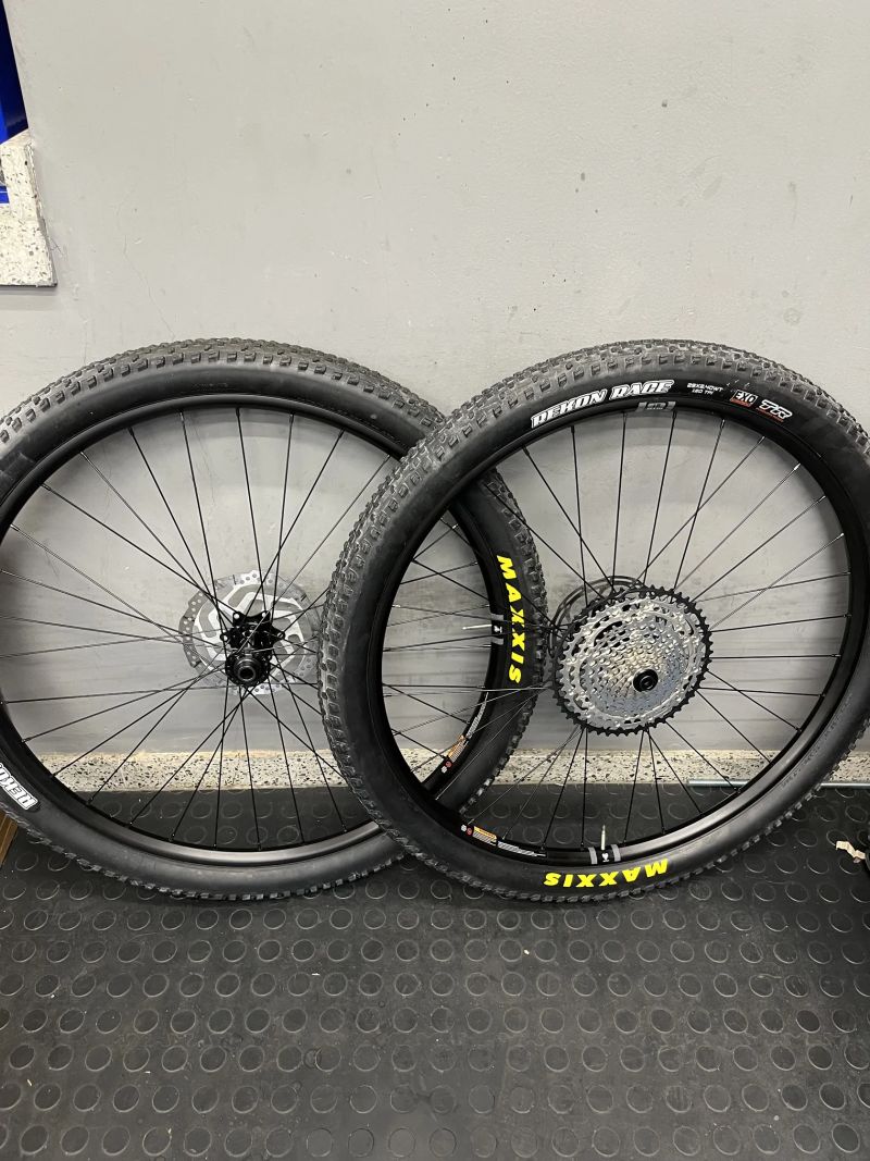 Canyon Lux Trail vel. M karbonový rám,dt swiss xrc1200 karbon výplety, rockshox sid/sidluxe 11,6kg!