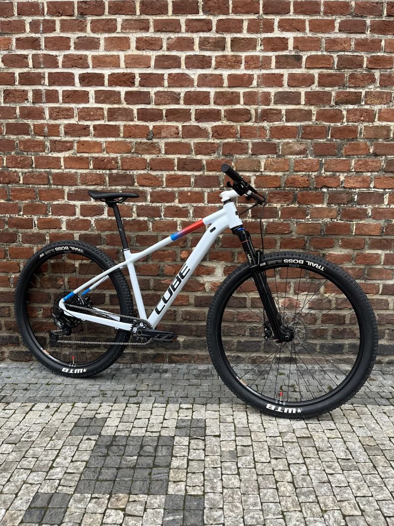 Cube AIM SLX 12,6kg!, vidlice Reba, řazení Shimano SLX/XT 12rychlostí