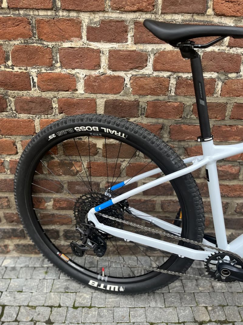 Cube AIM SLX 12,6kg!, vidlice Reba, řazení Shimano SLX/XT 12rychlostí