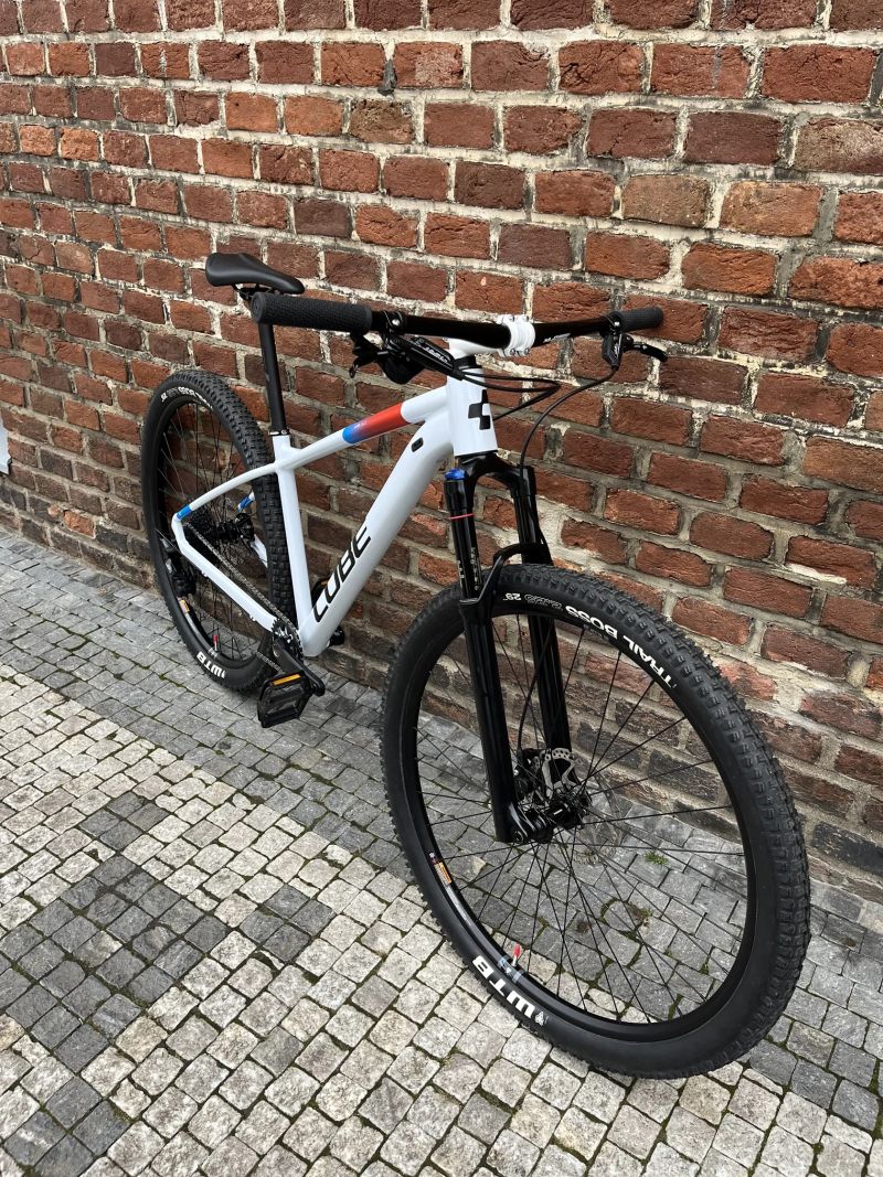 Cube AIM SLX 12,6kg!, vidlice Reba, řazení Shimano SLX/XT 12rychlostí