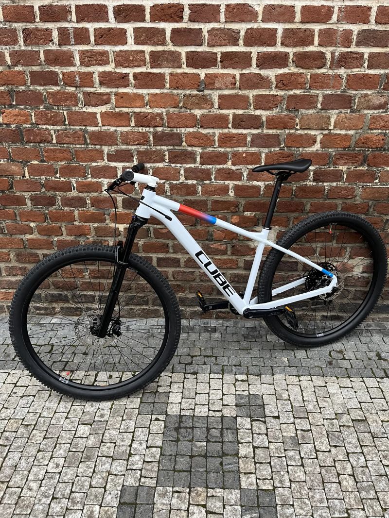 Cube AIM SLX 12,6kg!, vidlice Reba, řazení Shimano SLX/XT 12rychlostí