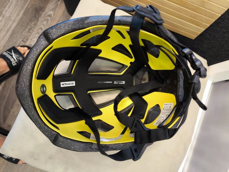 Prodám cyklistickou silniční helmu Van Rysel Roadr 500 MIPS L (59–62 cm)