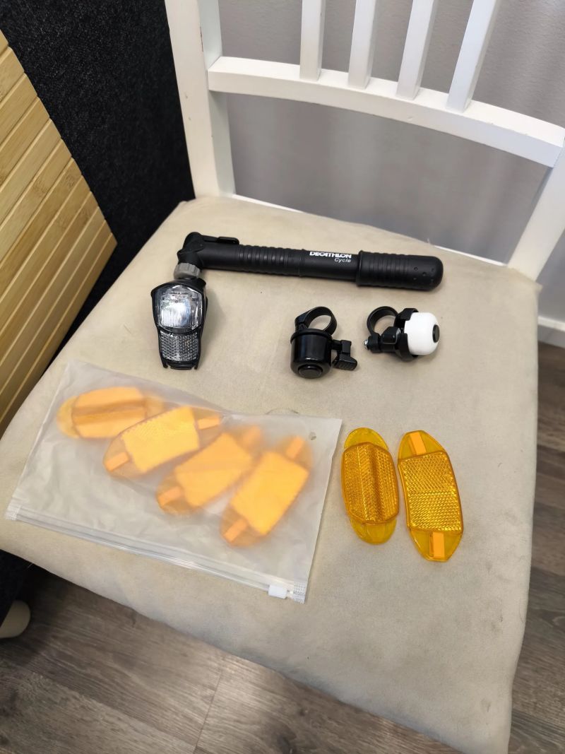 Prodám sadu cyklo doplňků (viz foto) – pumpička, světlo, zvonky, odrazky