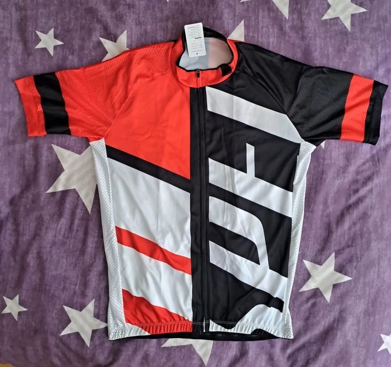 Nový, nepoužitý letní dres na kolo odpovídající velikosti M.