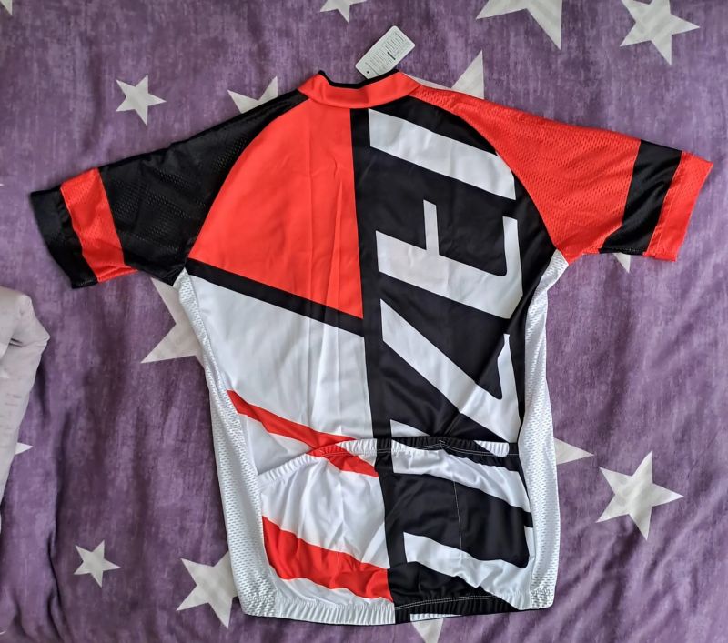 Nový, nepoužitý letní dres na kolo odpovídající velikosti M.