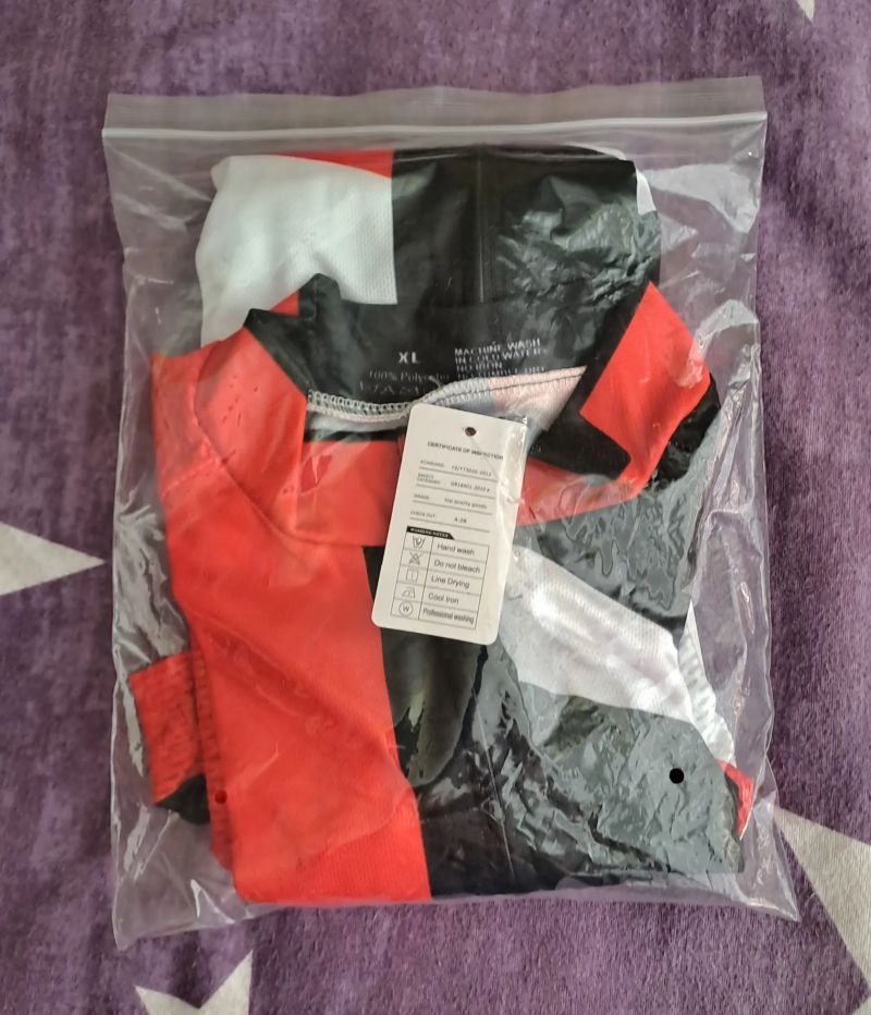 Nový, nepoužitý letní dres na kolo odpovídající velikosti M.