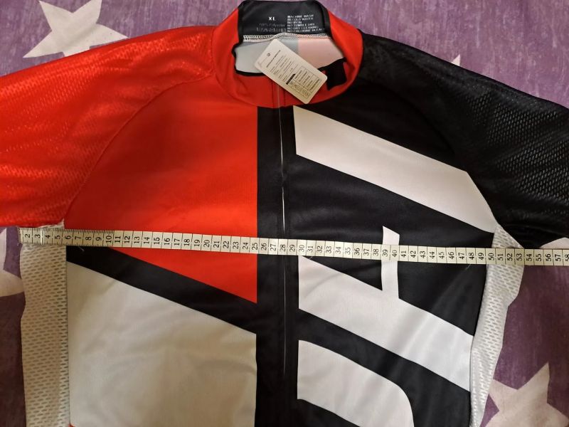 Nový, nepoužitý letní dres na kolo odpovídající velikosti M.