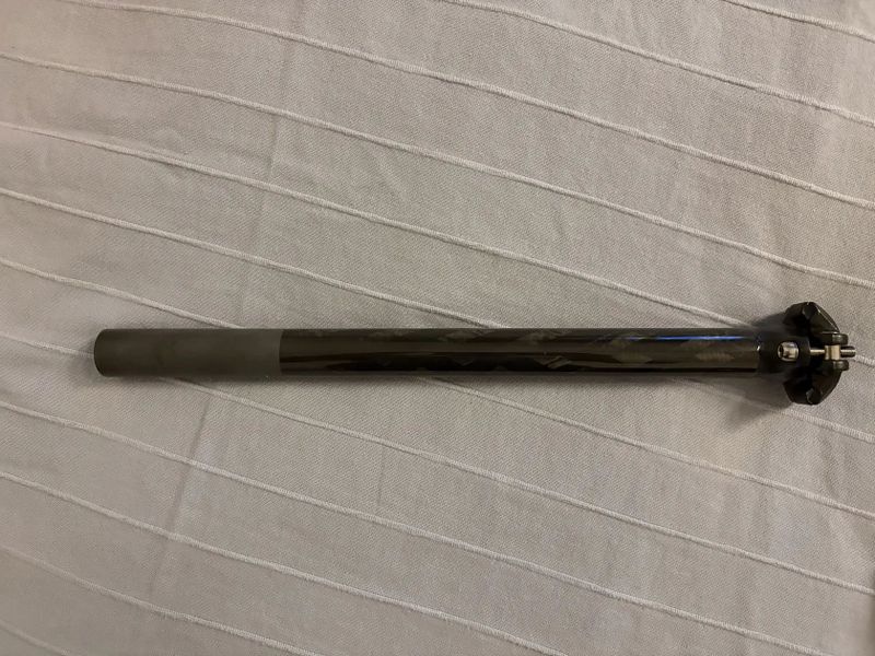 Isaac karbonova sedlovka 27.2mm / 370mm / 0mm offset