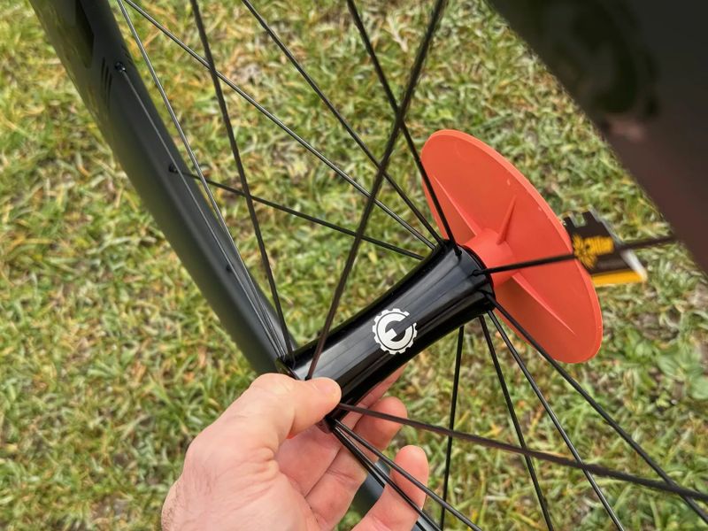 Přední plášťové karbonové kolo Elite Wheels 82 mm