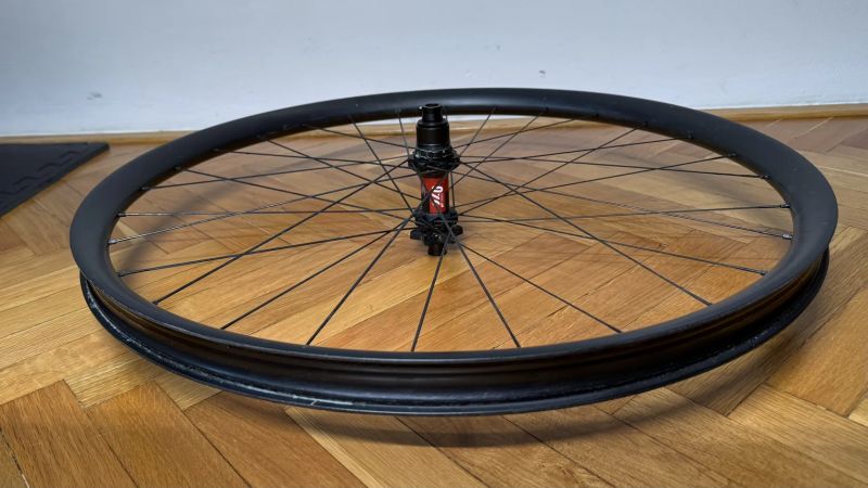 Karbonová ručně zapletená kola pro XCM 