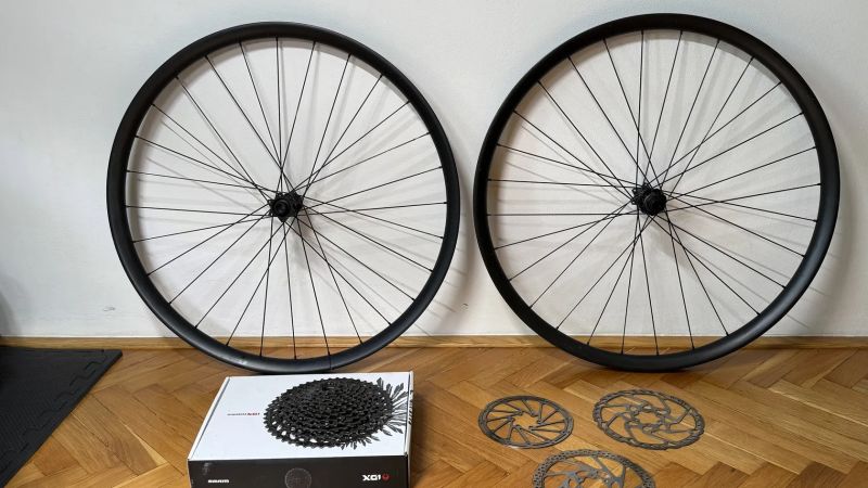 Karbonová ručně zapletená kola pro XCM 