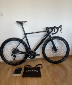 Lehký závodní Canyon Ultimate CF SLX - DuraAce Di2, Campagnolo Bora, wattmetr