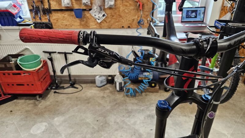 Rám Specialized Stumpjumper v plném osazení - 03/2025 byla měněna komplet ložiska za 9 500 Kč!