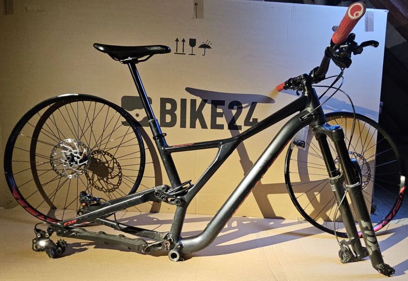 Rám Specialized Stumpjumper v plném osazení - 03/2025 byla měněna komplet ložiska za 9 500 Kč!