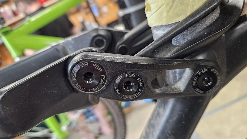 Rám Specialized Stumpjumper v plném osazení - 03/2025 byla měněna komplet ložiska za 9 500 Kč!