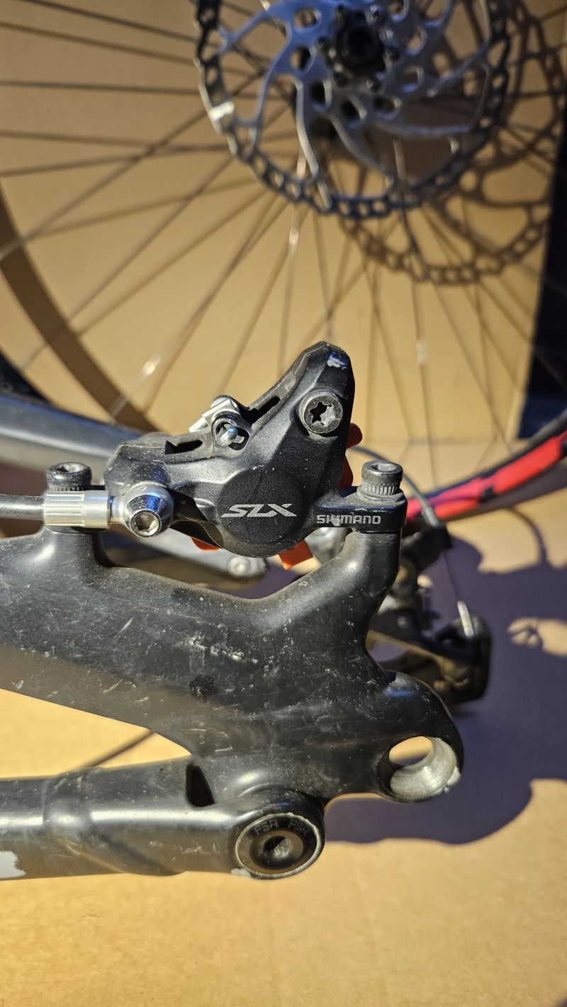 Rám Specialized Stumpjumper v plném osazení - 03/2025 byla měněna komplet ložiska za 9 500 Kč!