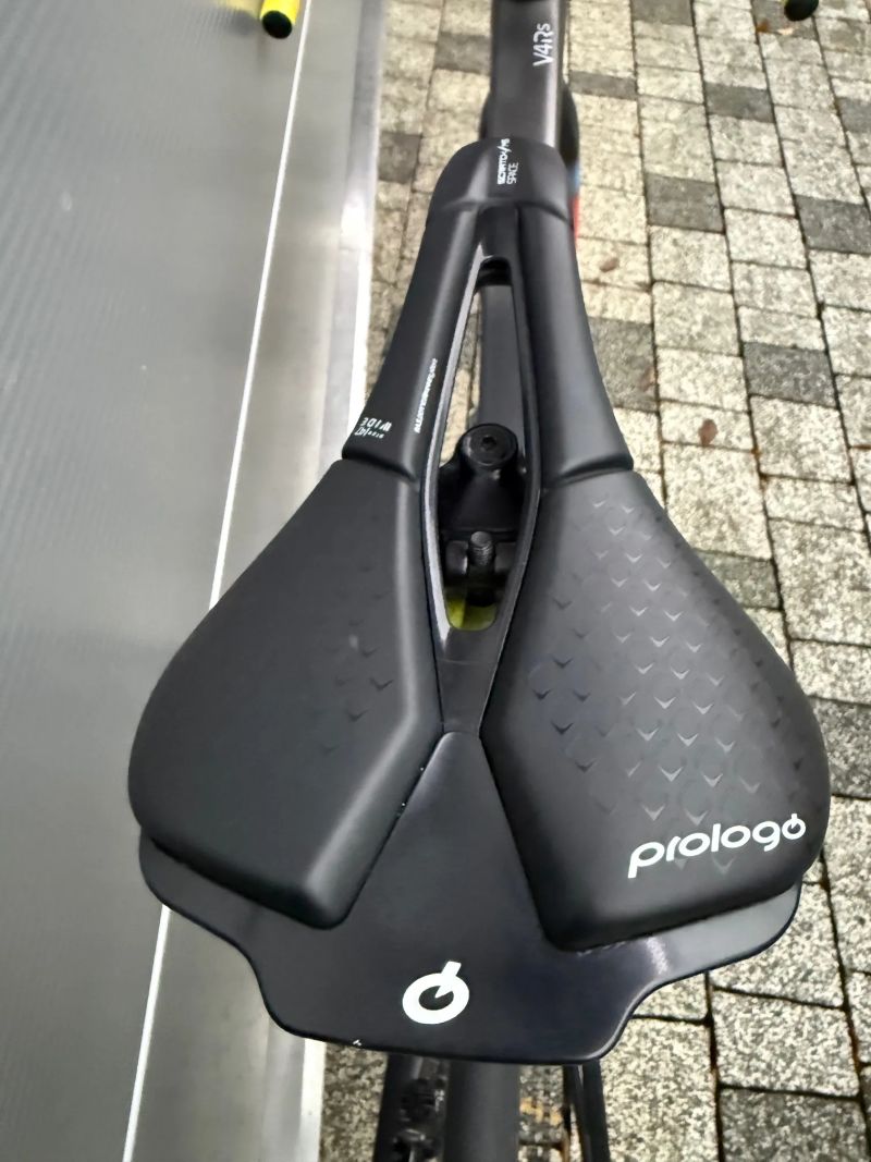 Prodám Colnago V4Rs, málo jeté 810km, naprosto nepoškozené, stav nového kola, wattmetr