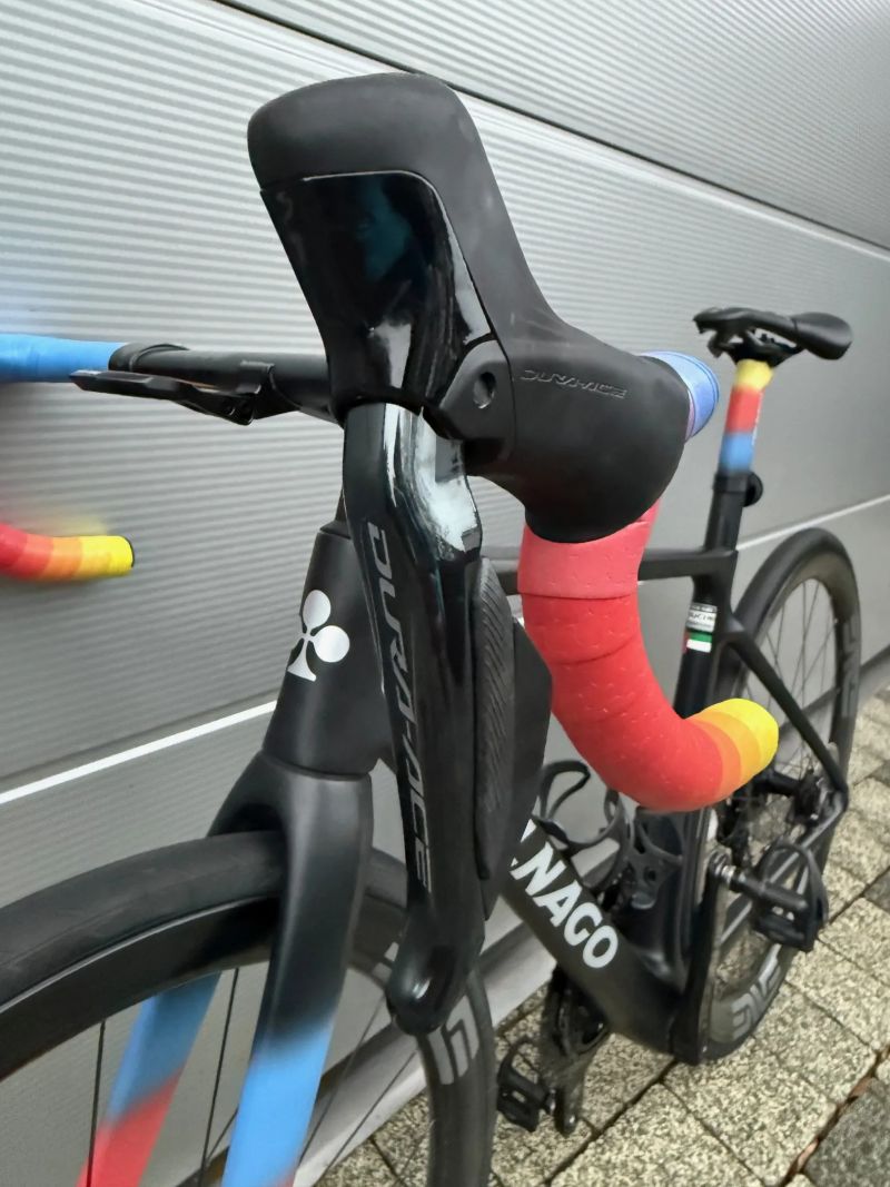 Prodám Colnago V4Rs, málo jeté 810km, naprosto nepoškozené, stav nového kola, wattmetr