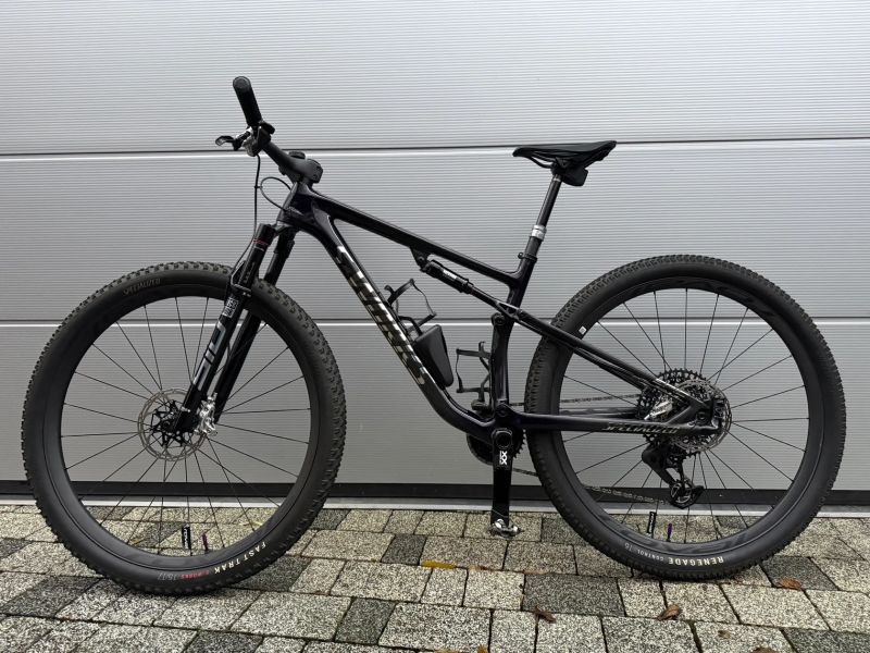 Specialized S-WORKS EPIC EVO, celoodpružené, wattmeter, gloss purple tint fades over carbon /chrome.