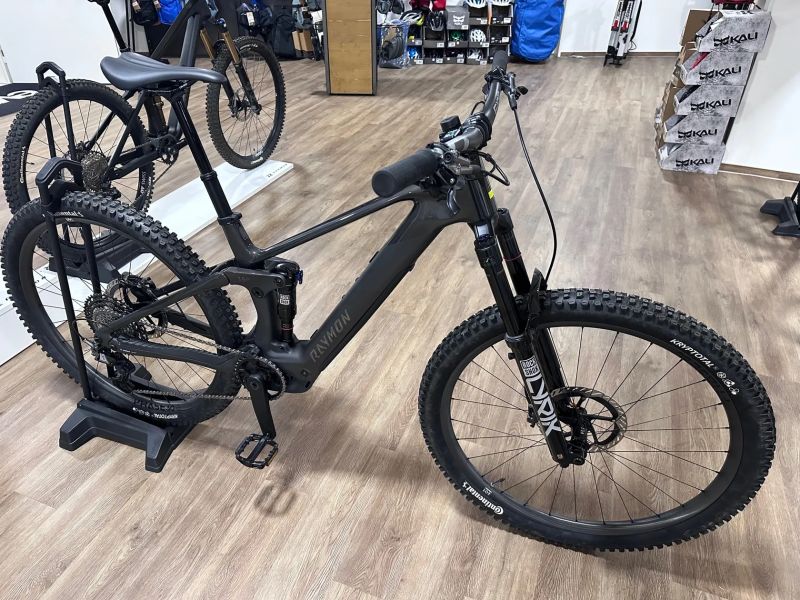 Testovací elektrokolo Raymon Airok Ultra Carbon Stealth testovací vel.M, původní cena 219 000 Kč!