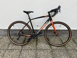 Prodám gravel kolo Rock Machine GravelRide 200, téměř nové – použité pouze na dvě jízdy. Perfektní s