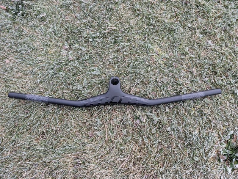 Karbonový kokpit, řidítka 