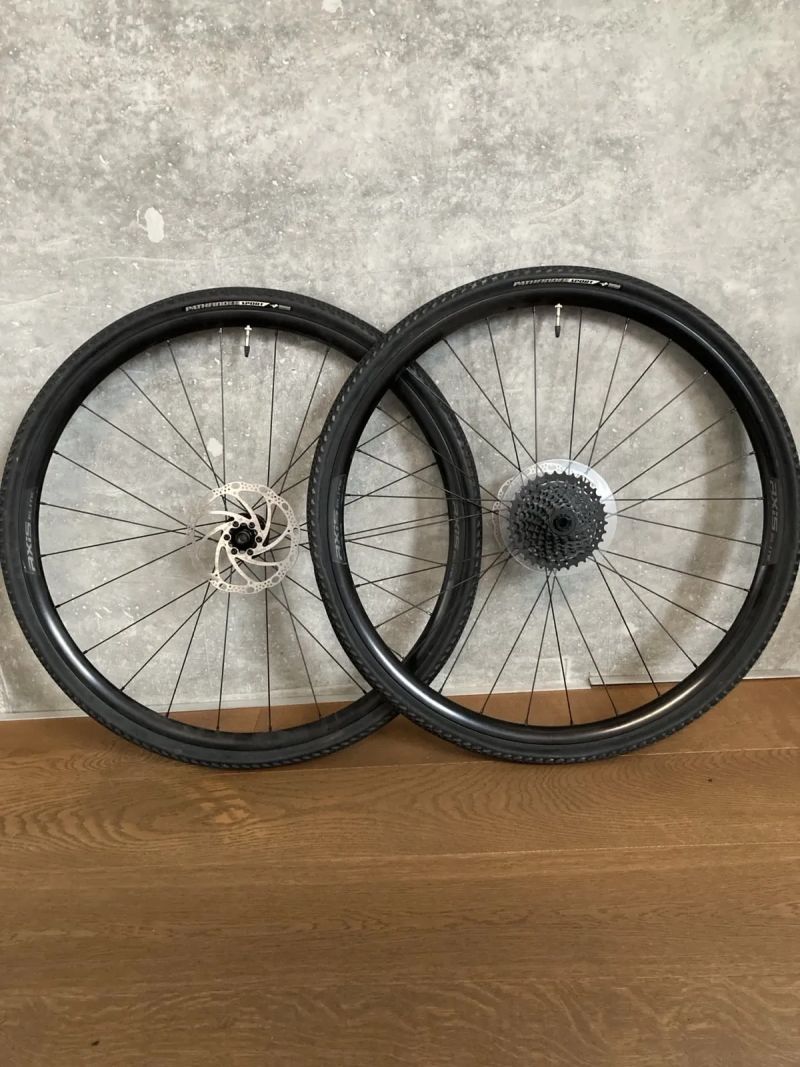 Nová kola Axis Elite 700C + pláště Pathfinder 42c + kazeta SUNRACE 8s + Tektro kotouče