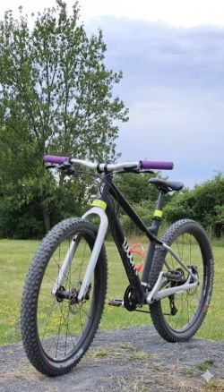 Woom OFF 5 – lehké dětské horské kolo 24", perfektní stav