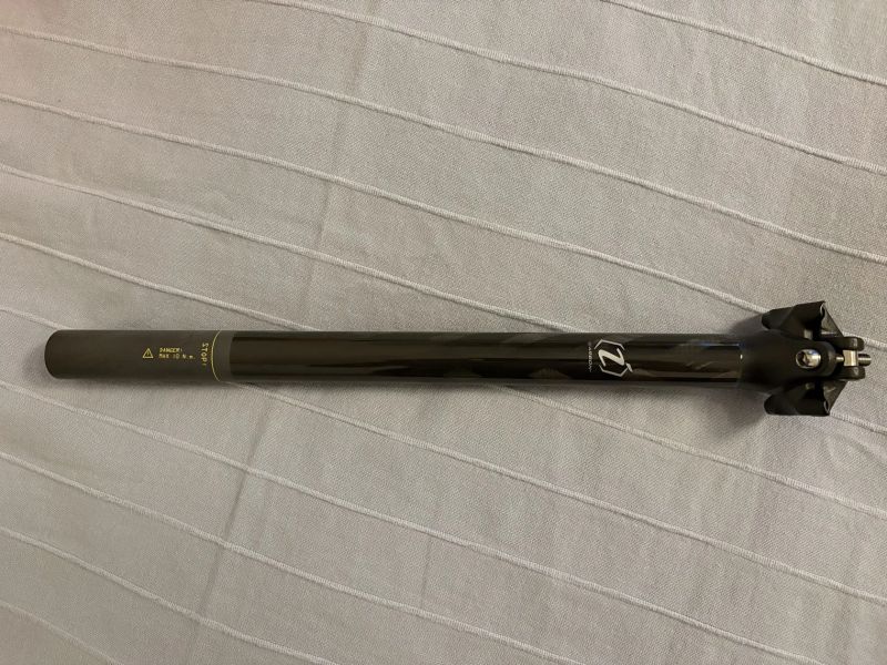 Isaac karbonova sedlovka 27.2mm / 370mm / 0mm offset