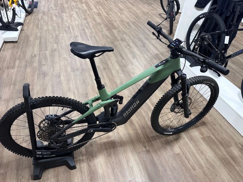 Testovací elektrokolo Raymon Tarok Pro vel.M snájezdem 186 km, původní cena 212 000 Kč!!