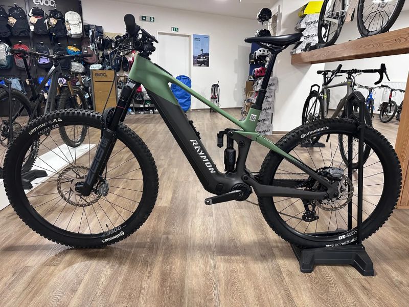 Testovací elektrokolo Raymon Tarok Pro vel.M snájezdem 186 km, původní cena 212 000 Kč!!