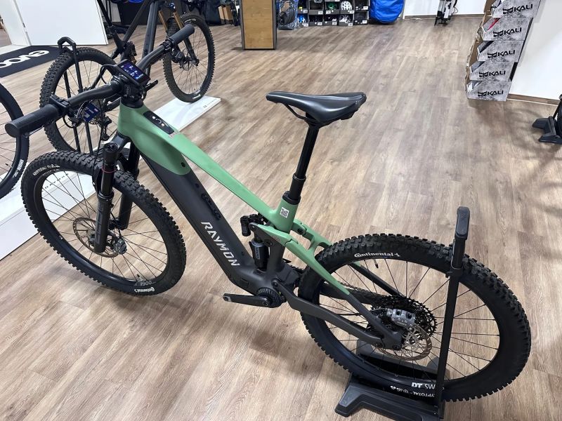 Testovací elektrokolo Raymon Tarok Pro vel.M snájezdem 186 km, původní cena 212 000 Kč!!