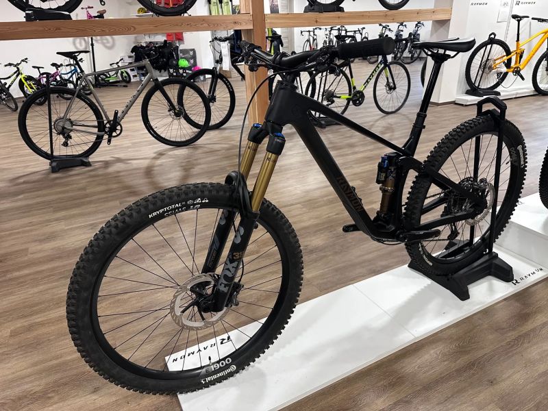 Testovací kolo Raymon Rokua 170 Ultra vel. M, původní cena 119 990 Kč! 