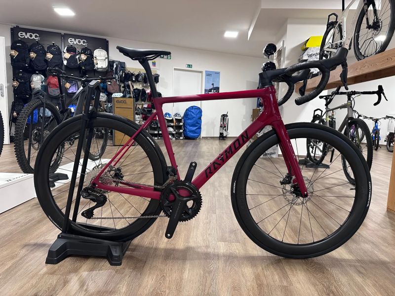 Testovací silniční kolo Raymon Kirana Ultra vel. M, původní cena 112 490 Kč! 