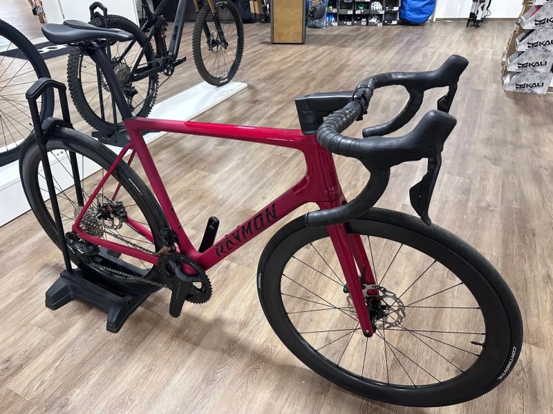 Testovací silniční kolo Raymon Kirana Ultra vel. M, původní cena 112 490 Kč! 