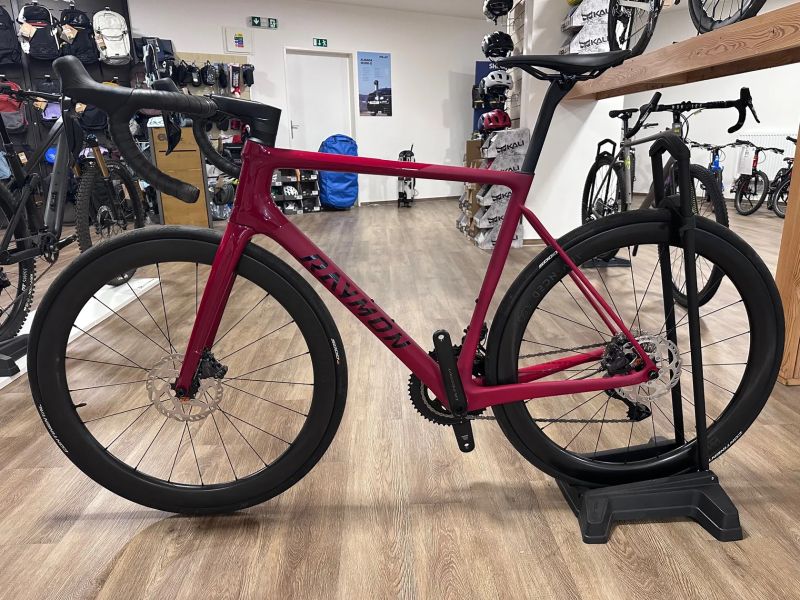 Testovací silniční kolo Raymon Kirana Ultra vel. M, původní cena 112 490 Kč! 