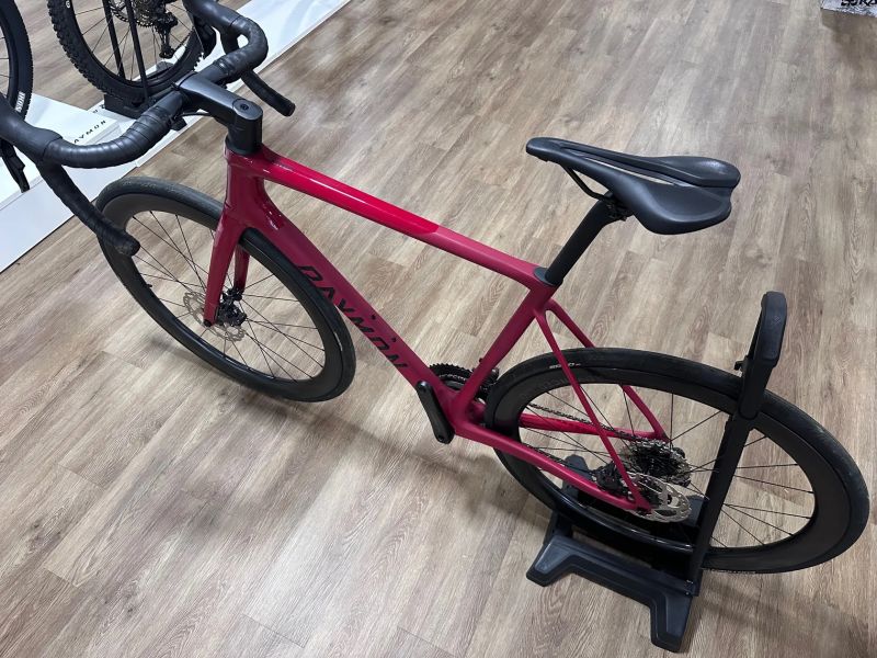 Testovací silniční kolo Raymon Kirana Ultra vel. M, původní cena 112 490 Kč! 