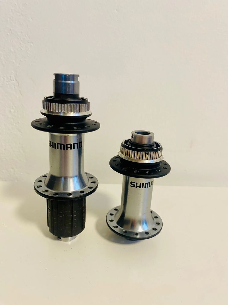 Náboje Shimano Ultegra RS770 Přední 12x100 + Zadní 12x142 HG ořech oba mají 28děr