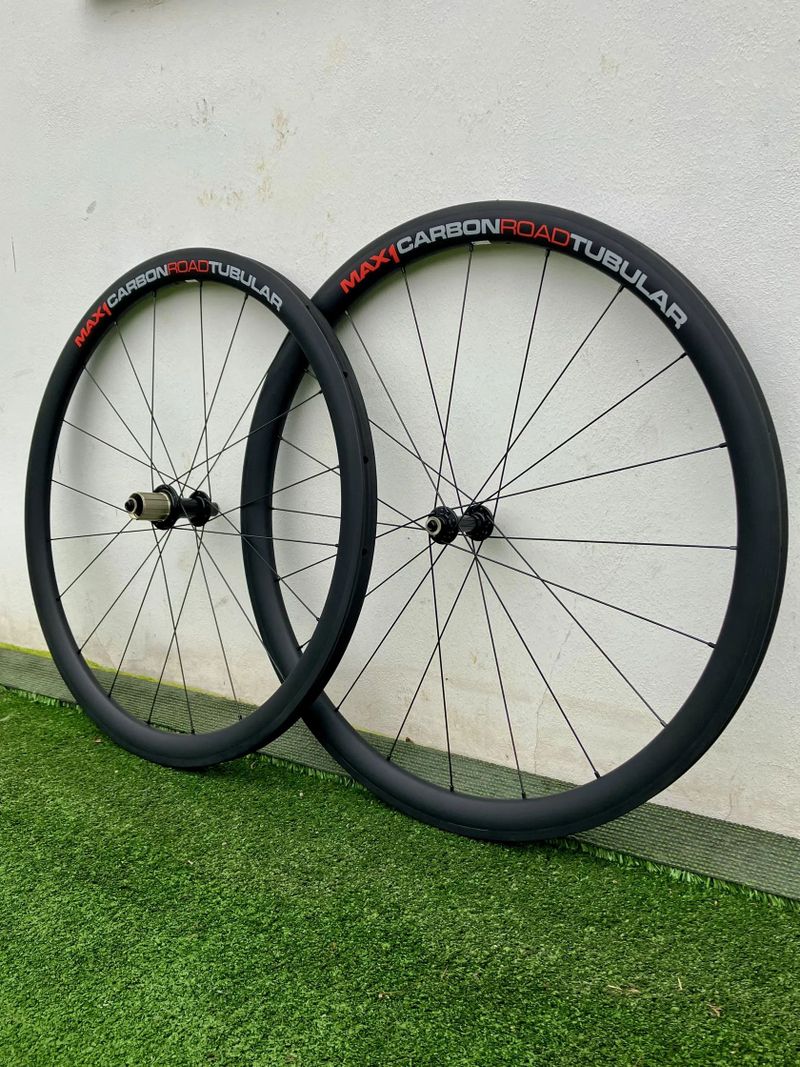 🔥 KARBONOVÁ ZAPLETENÁ SILNIČNÍ KOLA MAX1 (1150G) 🔥