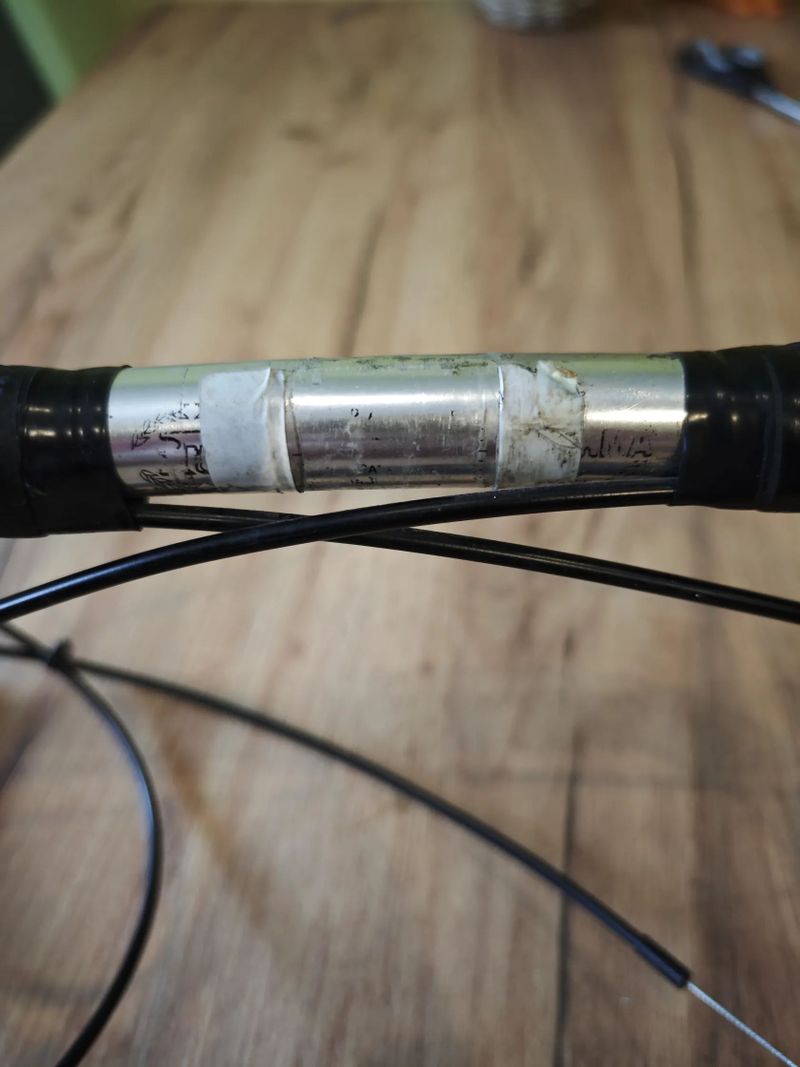 Kokpit (řídítka a páky)