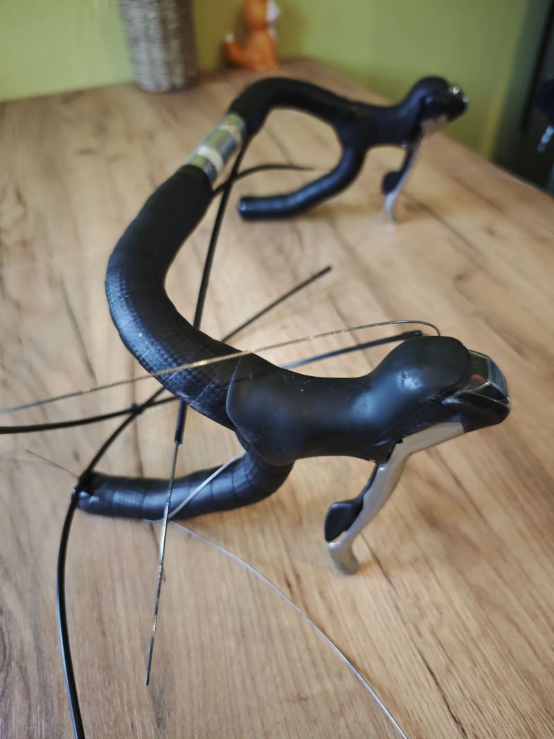 Kokpit (řídítka a páky)