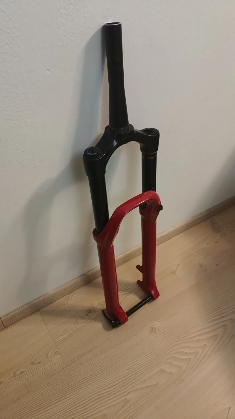 *Electric red * RockShox Lyrik Ultimate Charger 2.1 RC2 150mm