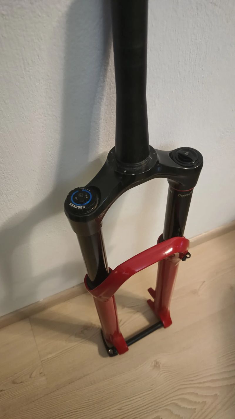 *Electric red * RockShox Lyrik Ultimate Charger 2.1 RC2 150mm