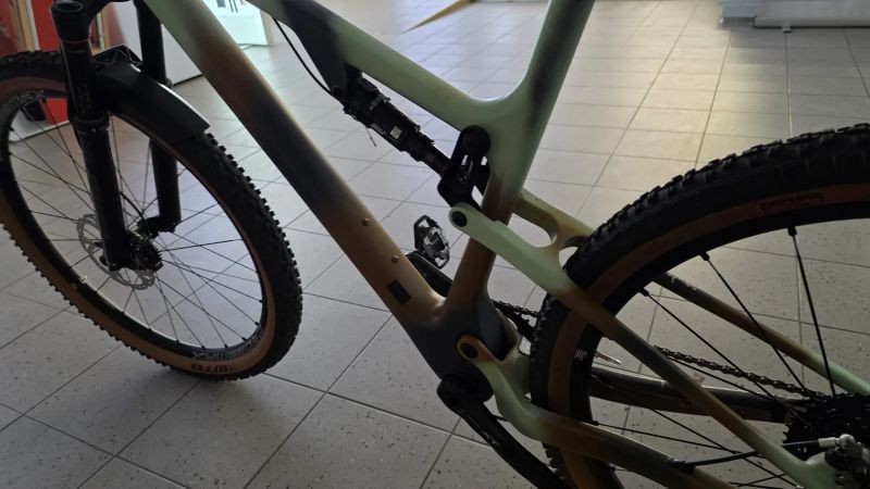 karbonový xc full postavené na rámu spyder komplet xt , sid, najeto do 500 km